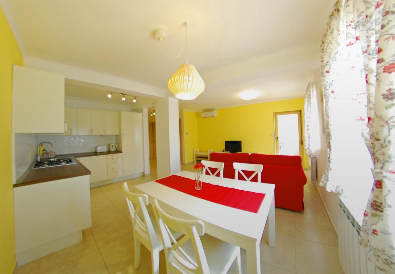 Nelkas Apartments Pola Esterno foto