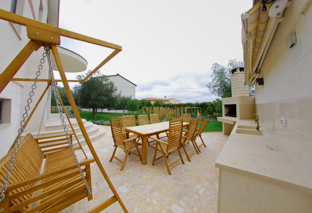 Nelkas Apartments Pola Esterno foto